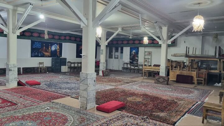 مسجد امام حسین(ع) قم با ظرفیت ۲۰۰ نفر پذیرای زائران است/ مشارکت کانون فرهنگی هنری، بسیج و نیروهای مردمی در خدمت‌رسانی