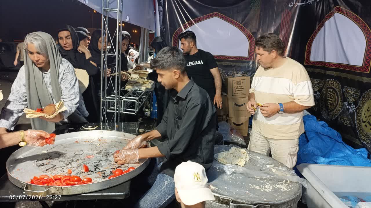 برپایی موکب «خدام‌الحسین(ع)»  جوانان مسجدی بیلوار با توزیع ۲ هزار پرس غذای گرم در مراسم تشییع رهبر شهید