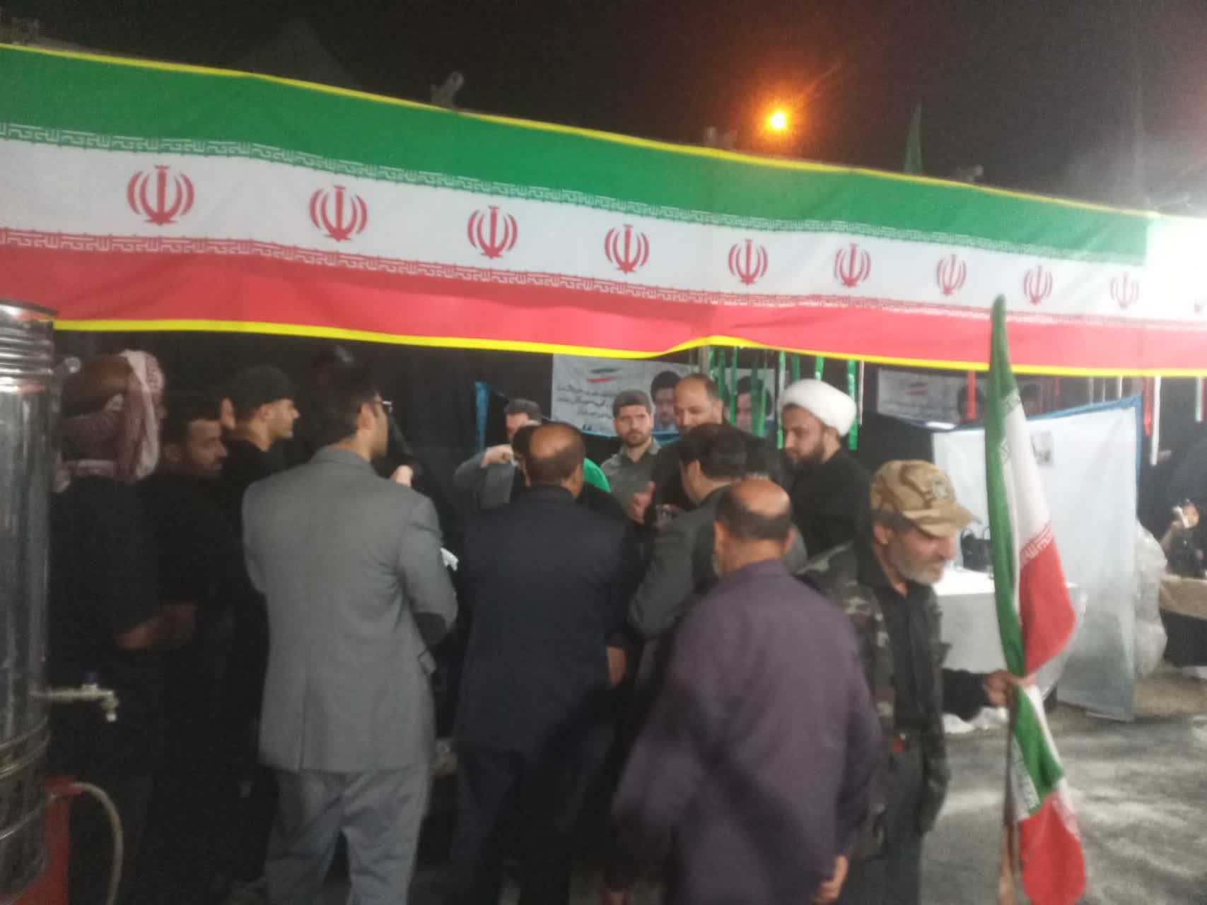 برافراشتن پرچمِ میثاق در قلبِ همدان؛ برپایی غرفه فرهنگی ستاد کانون‌های مساجد استان در سوگ رهبر شهید