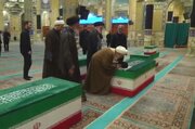 بوسه آیت الله جوادی آملی بر عمامه قائد شهید