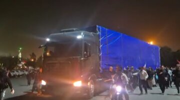 استقبال مردم از خودروی اختصاصی حمل پیکر مطهر رهبر شهید