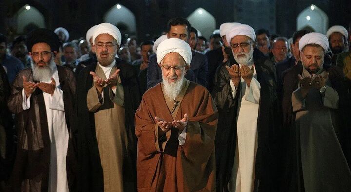 اقامه نماز بر پیکر مطهر رهبر شهید انقلاب توسط  آیت‌الله جوادی آملی