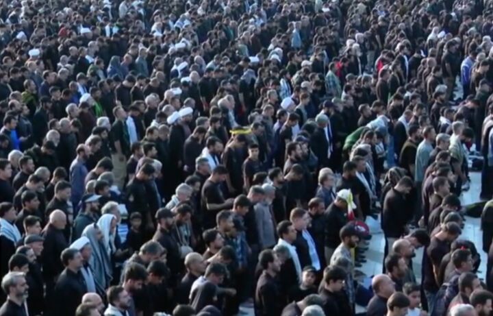 لحظاتی از اقامه نماز بر پیکر رهبر شهید انقلاب و شهدای خانواده ایشان
