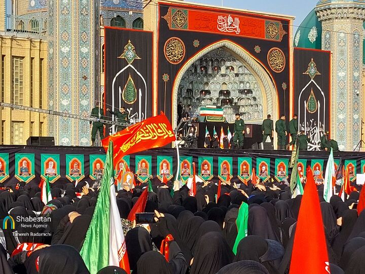 لحظات پایانی وداع با رهبر شهید همراه با سردادن فریادهای انتقام و خون‌خواهی در مسجد مقدس جمکران