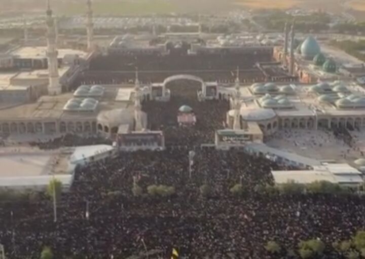 تصویر هوایی از اقامه نماز چند کیلومتری بر پیکر رهبر شهید در مسجد مقدس جمکران