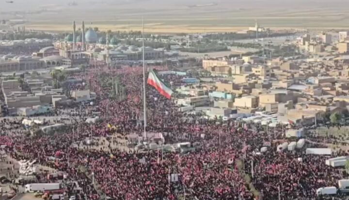 حضور جمعیت در خیابان‌های اطراف مسجد مقدس جمکران پس از اقامه نماز بر پیکر مطهر آقای شهید ایران