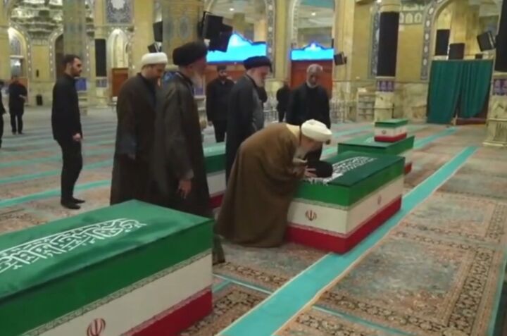 بوسه آیت الله جوادی آملی بر عمامه قائد شهید