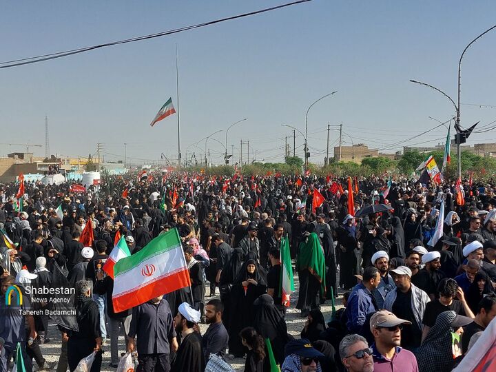 حضور جمعیت بی‌پایان عاشقان رهبر شهید انقلاب اسلامی در خیابان‌های اطراف مسجد مقدس جمکران