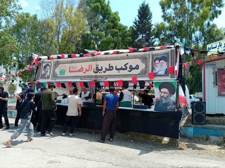 میزبانی خادمیاران رضوی نکا از کاروان بدرقه آفتاب؛ توزیع روزانه ۵۰۰ پرس غذای گرم در موکب «طریق‌الرضا»
