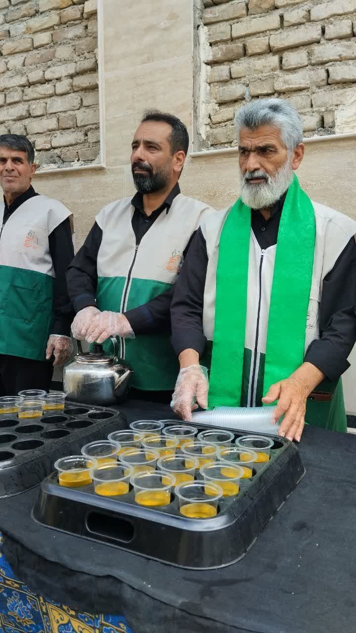 تجلی ارادت به رهبر شهید در بهشهر؛ ایستگاه خدمت خادمیاران رضوی پناهگاه جاماندگان آیین تشییع در مصلی جباری