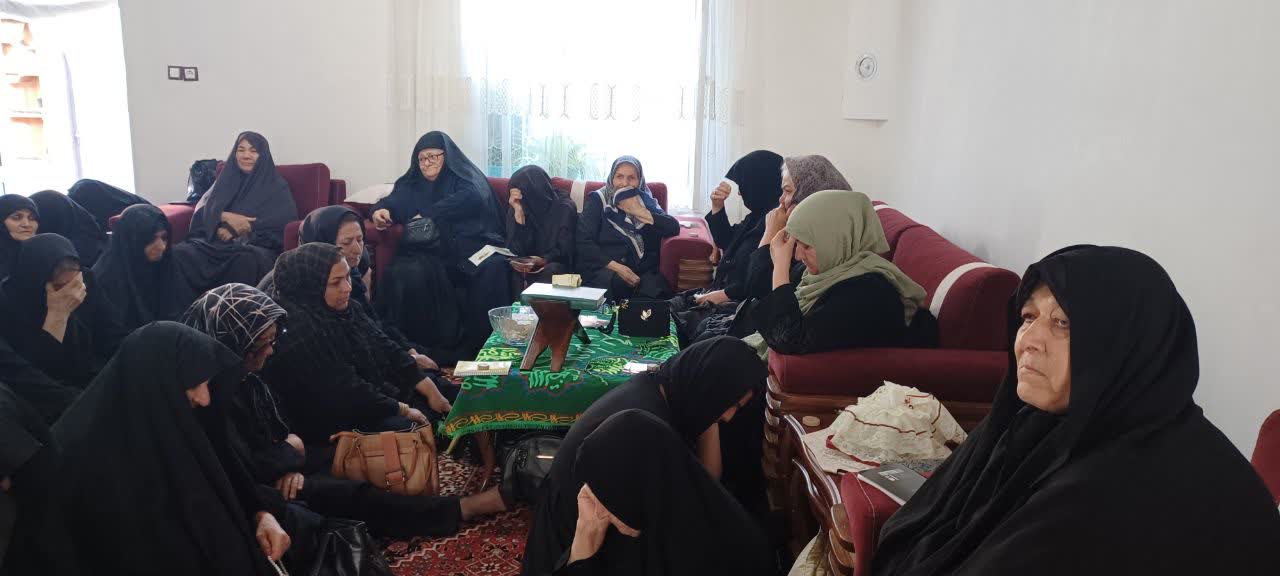 طنین «یا حسین» در محافل خانگی نقده؛ بانوان نقدهای در سوگ رهبر شهید به روضهخوانی نشستند