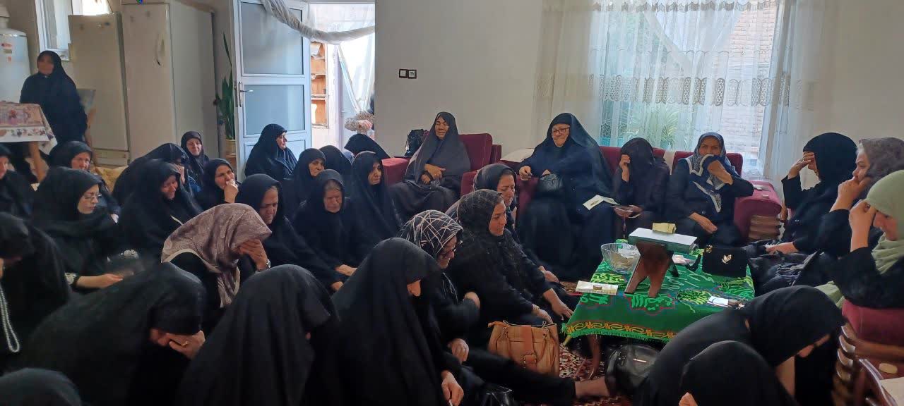 طنین «یا حسین» در محافل خانگی نقده؛ بانوان نقده‌ای در سوگ رهبر شهید به روضه‌خوانی نشستند
