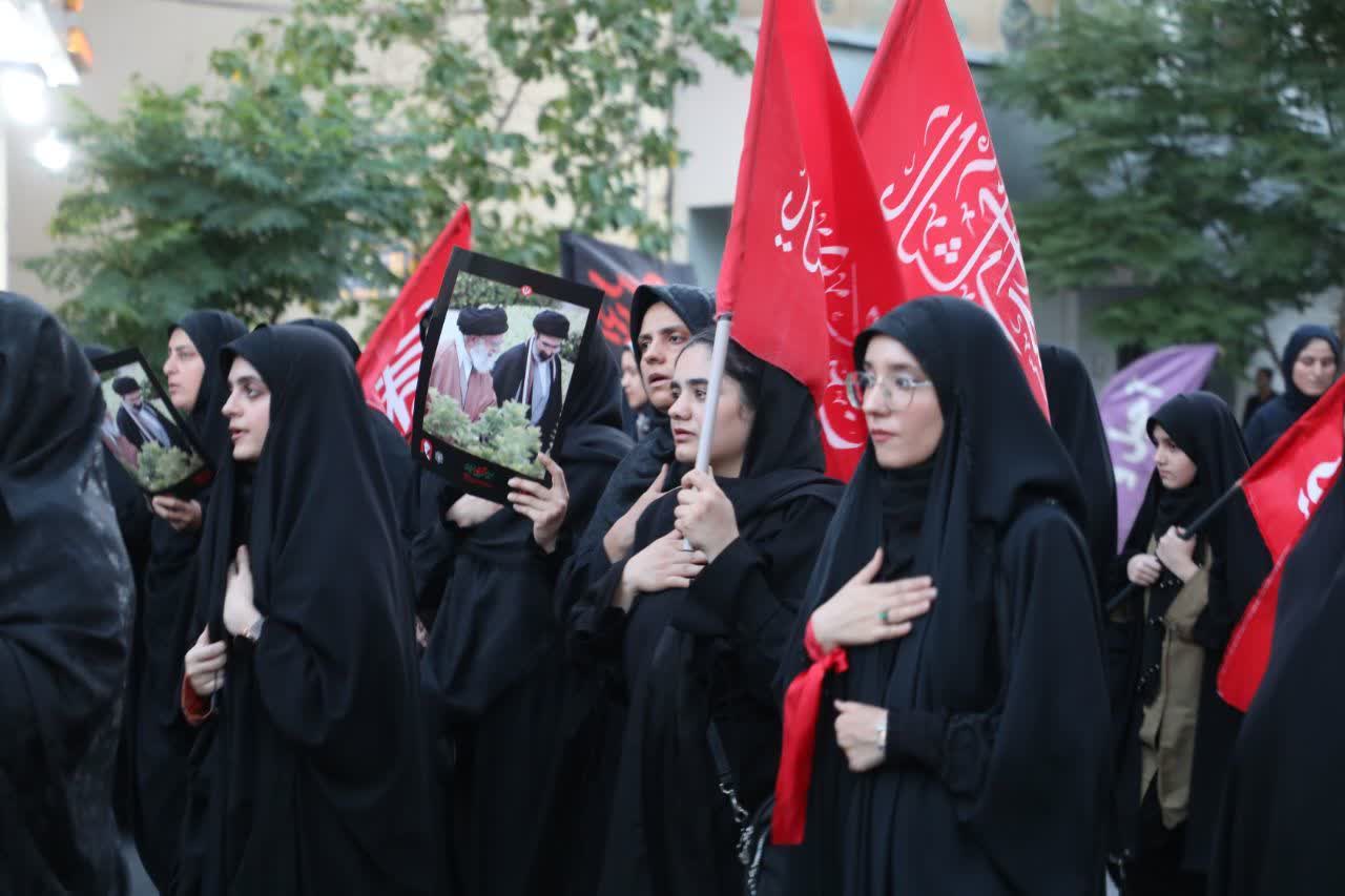 طنین «سوگ و حماسه» در سمنان؛ دسته عزاداری «قاید شهید امت» به مقصد خیابان آستانه برگزار شد
