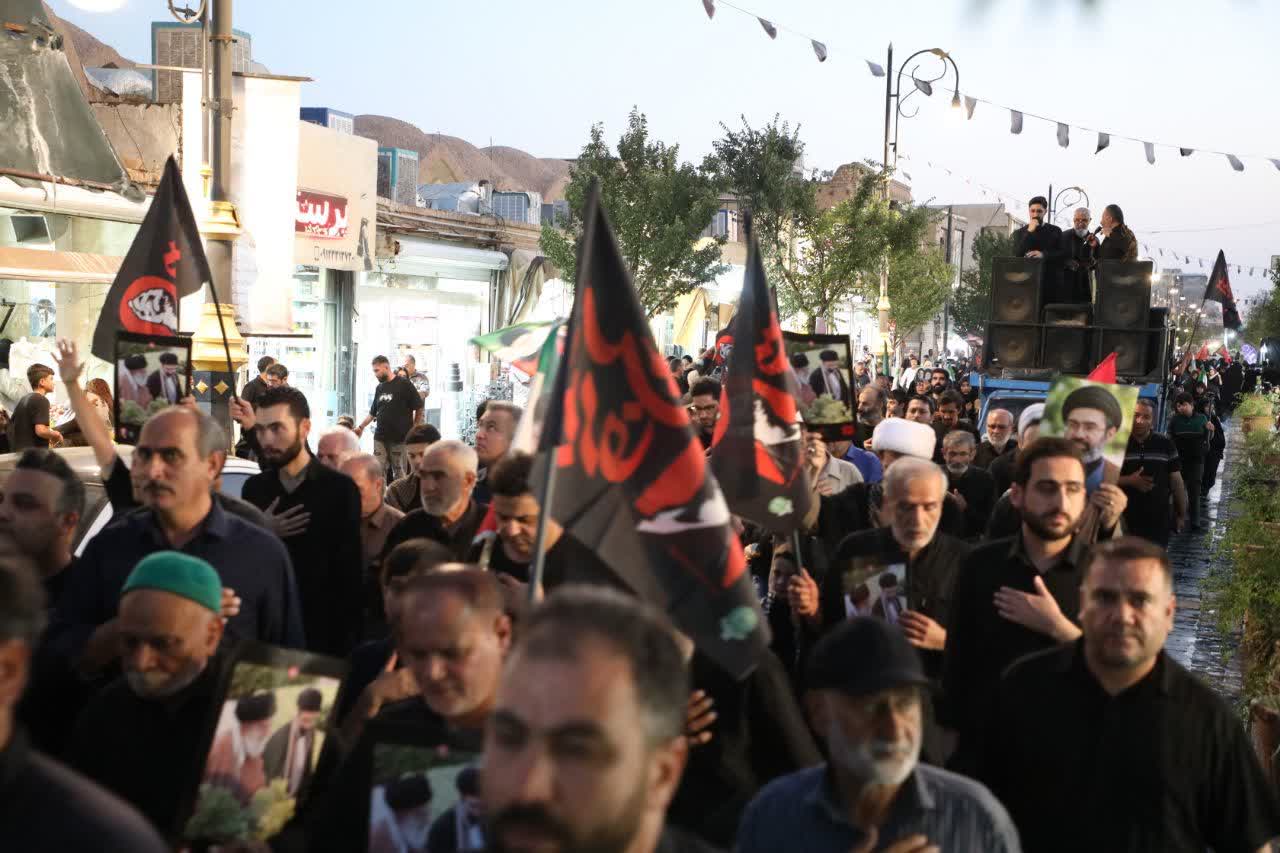 طنین «سوگ و حماسه» در سمنان؛ دسته عزاداری «قاید شهید امت» به مقصد خیابان آستانه برگزار شد