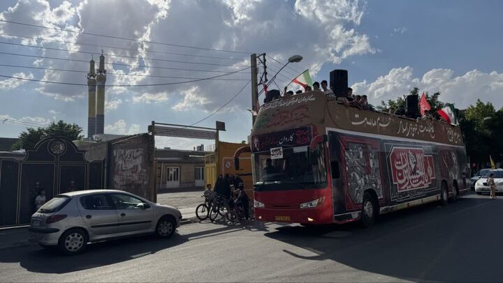 رژه خودرویی نوجوانان کانون الغدیر اسلام‌آباد زنجان در وداع با پیکر رهبر شهید برگزار شد