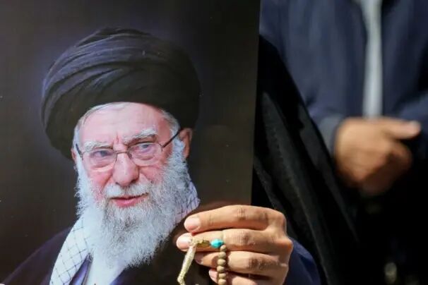 «مشت‌ها را برافرازید» سروده‌ حقوقدان چینی در رثای رهبر شهید