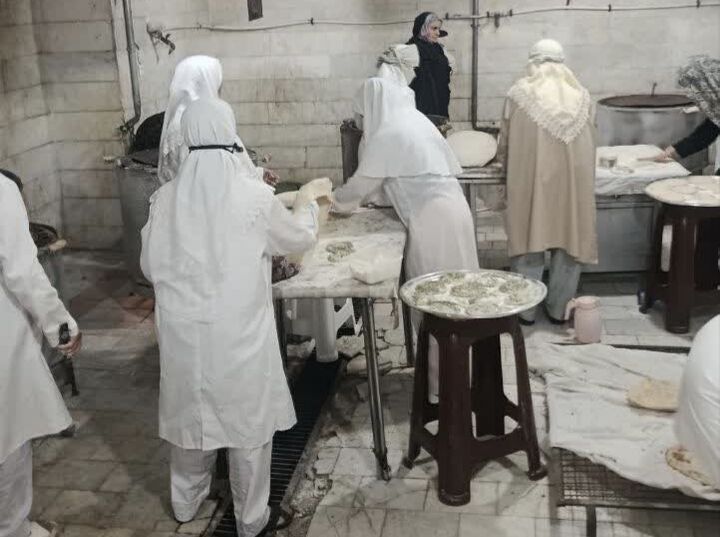 عطر نان داغ در مسیر وداع؛ خدمت شبانه‌روزی جهادگران ارسک به زائران رهبر شهید