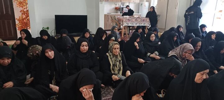 طنین «یا حسین» در محافل خانگی نقده؛ بانوان نقده‌ای در سوگ رهبر شهید به روضه‌خوانی نشستند