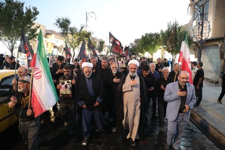 طنین «سوگ و حماسه» در سمنان؛ دسته عزاداری «قاید شهید امت» به مقصد خیابان آستانه برگزار شد
