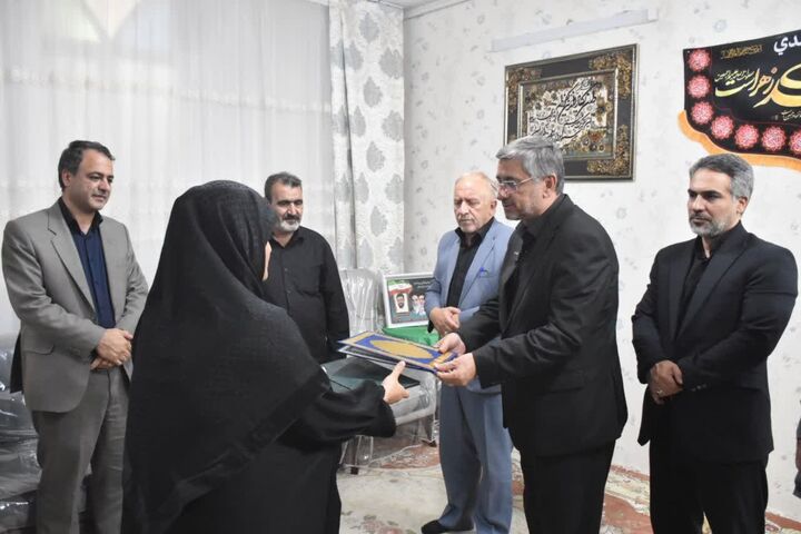 تکریم خانواده شهدا و جانبازان وظیفه اخلاقی و میهنی است 