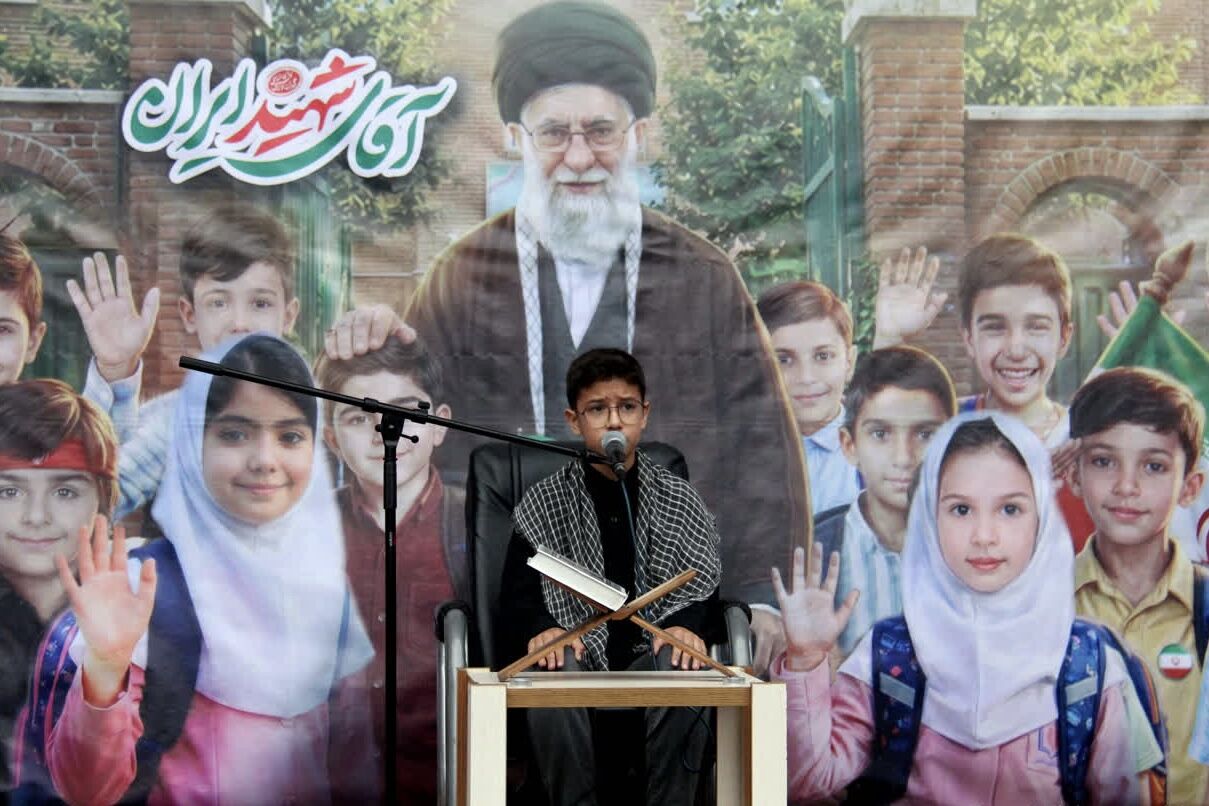 کودکان گلستانی در سوگ «رهبر شهید» اشک ریختند
