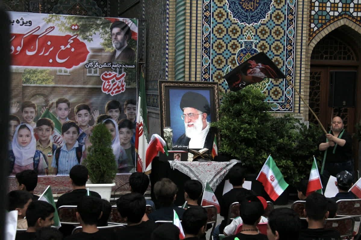 کودکان گلستانی در سوگ «رهبر شهید» اشک ریختند