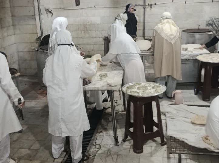 عطر نان داغ در مسیر وداع؛ خدمت شبانهروزی جهادگران ارسک به زائران رهبر شهید