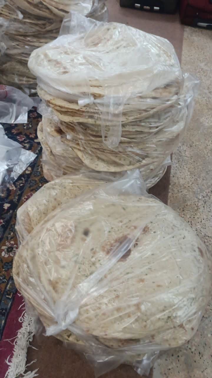 عطر نان داغ در مسیر وداع؛ خدمت شبانه‌روزی جهادگران ارسک به زائران رهبر شهید