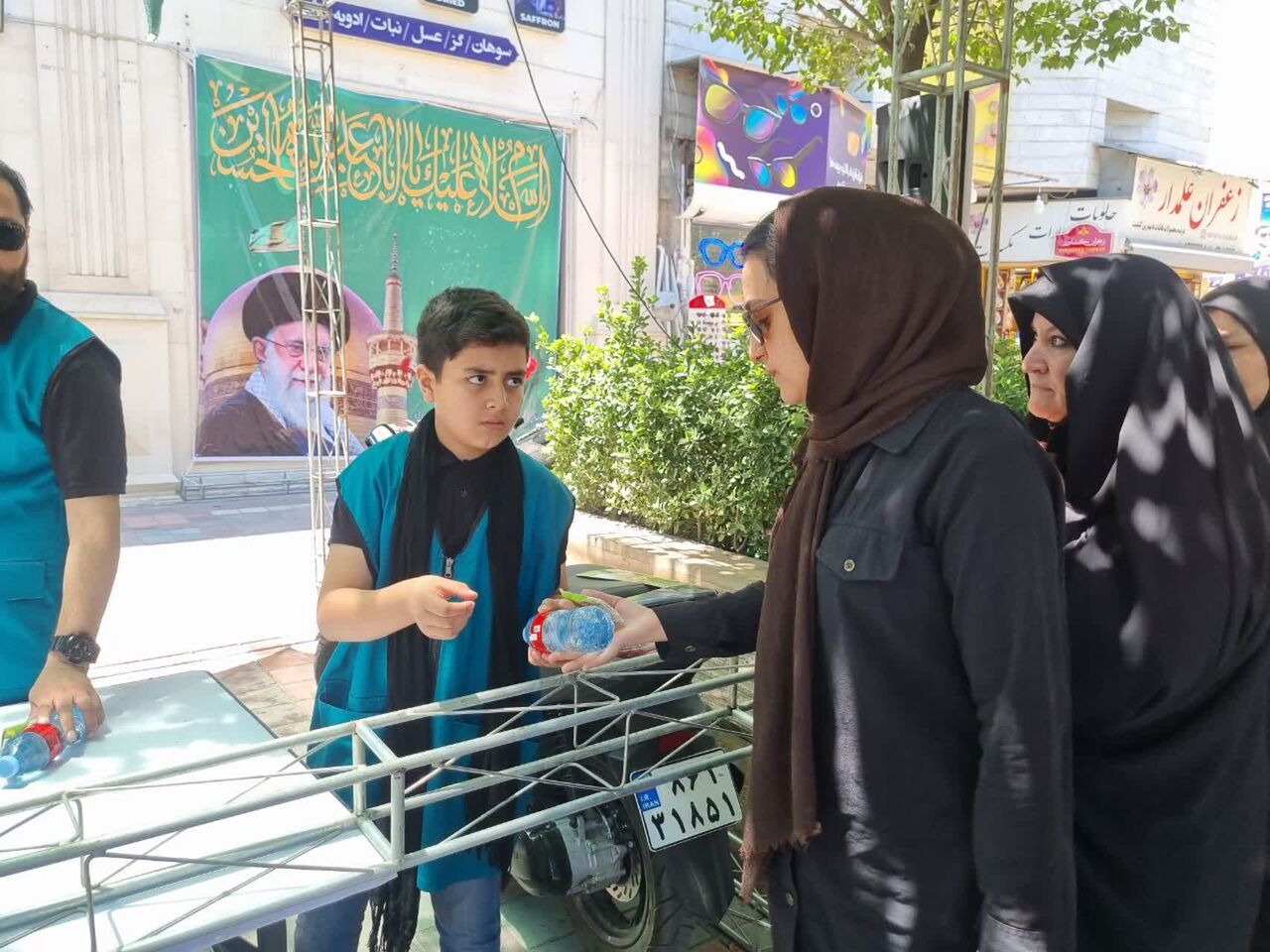 توزیع ۱۰ هزار لیوان شربت میان زائران در موکب حضرت قائم (عج) مشهد