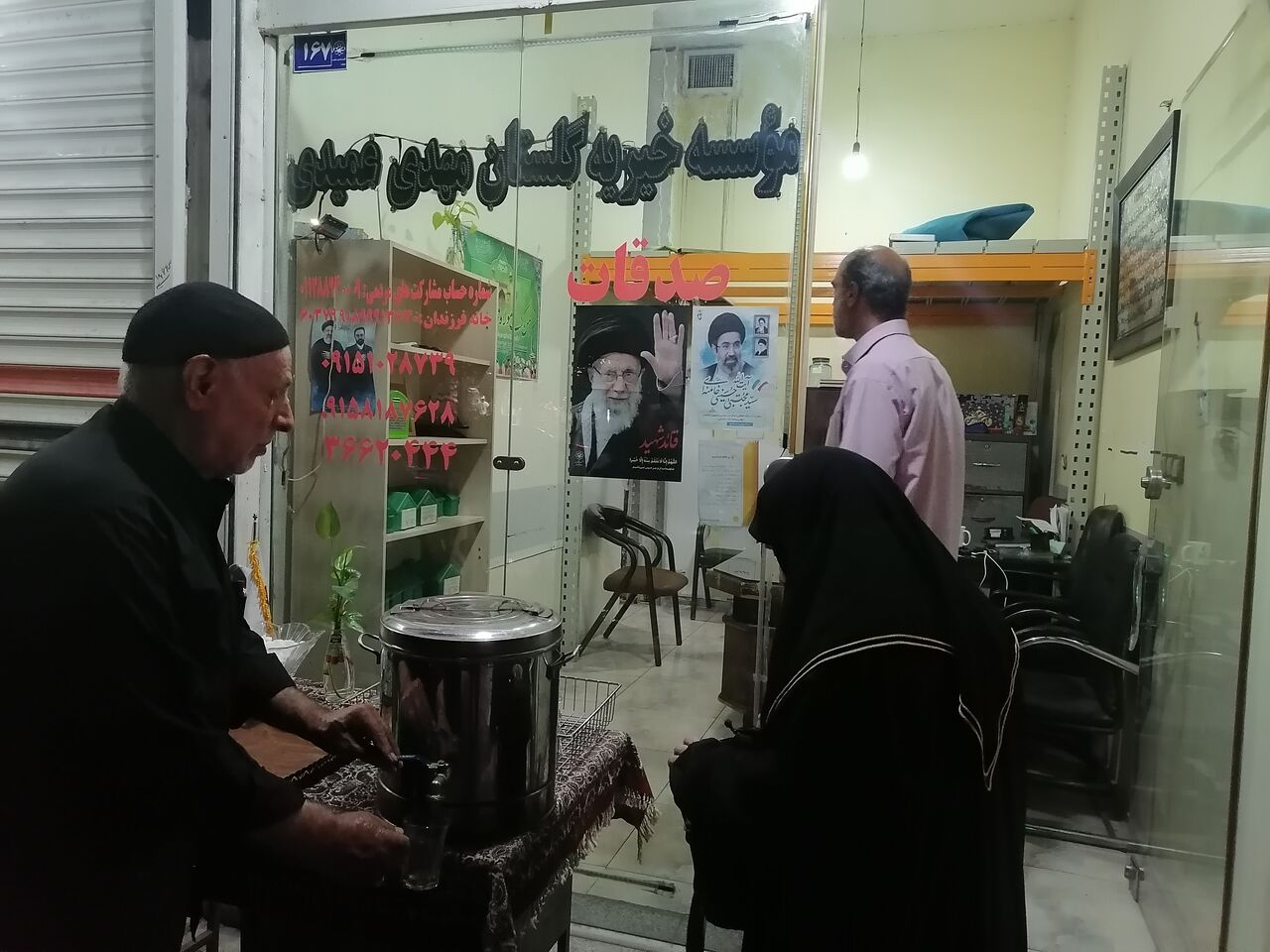 از موکب ۱۲۷ شبه در قاسم‌آباد تا حرم رضوی/ روایت مادری که راه امدادگرِ اورست را با خدمت به مردم ادامه داد