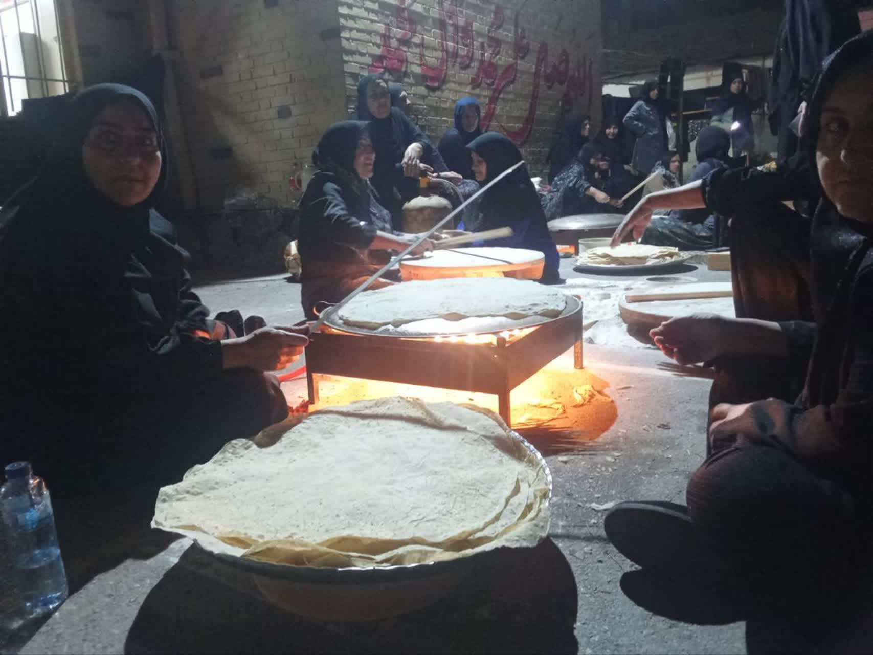 بانوان کانون مکتبالزهرا(س) یاسوج به شرکتکنندگان در تشییع «قائد شهید» خدمترسانی میکنند