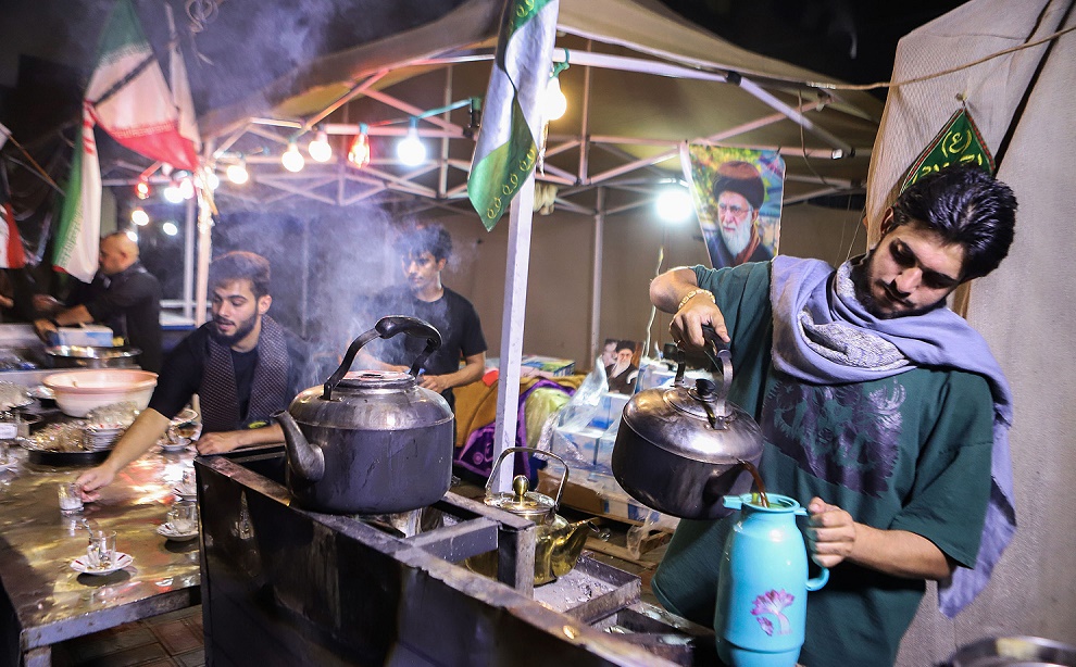 بانوان کانون مکتب‌الزهرا(س) یاسوج به شرکت‌کنندگان در تشییع «قائد شهید» خدمت‌رسانی می‌کنند