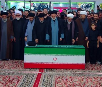 اقامه نماز بر پیکر مطهر رهبر شهید انقلاب در حرم مطهر رضوی