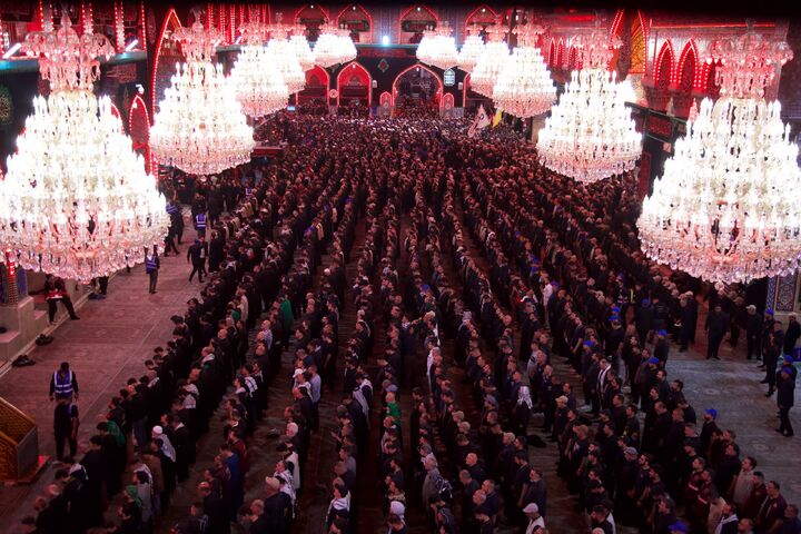 اقامه نماز بر پیکر رهبر شهید توسط تولیت عتبه حسینی