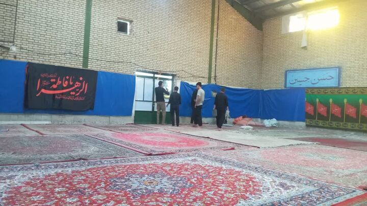 اسکان زائران اقلیدی در مشهد با همت مسجدی‌ها؛ سالن ۳۵۰ متری با فرش‌های حرم رضوی مهیای خدمت‌رسانی شد
