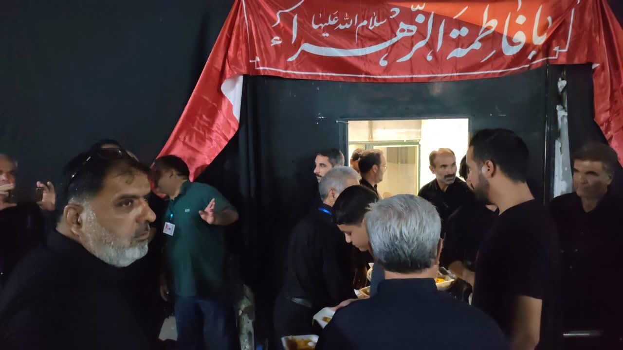 همدلی شیعه و سنی در موکب شهدای درمیان؛ جلوه‌ای از وحدت در خدمت به زائران رهبر شهید