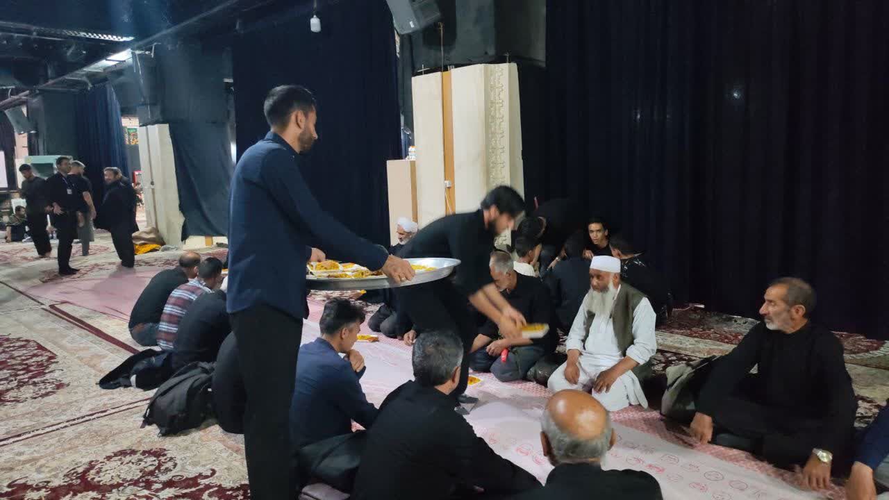 همدلی شیعه و سنی در موکب شهدای درمیان؛ جلوه‌ای از وحدت در خدمت به زائران رهبر شهید