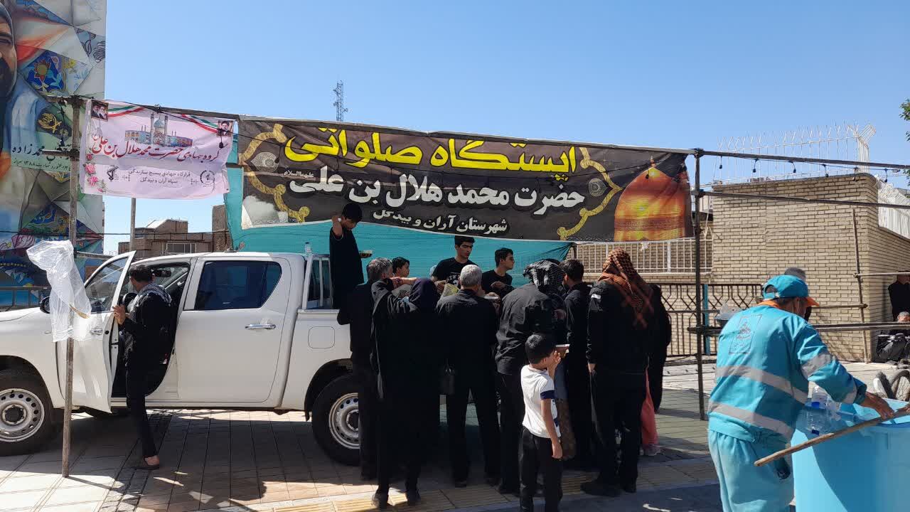 اعزام ۲۰۰ عاشق «رهبر شهید» از آران و بیدگل به مشهد؛ خدمت‌رسانی گروه جهادی حضرت محمد هلال بن علی(ع) به زائران مراسم تشییع