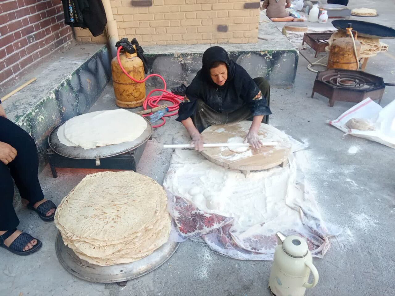 بانوان کانون مکتب‌الزهرا(س) یاسوج به شرکت‌کنندگان در تشییع «قائد شهید» خدمت‌رسانی می‌کنند