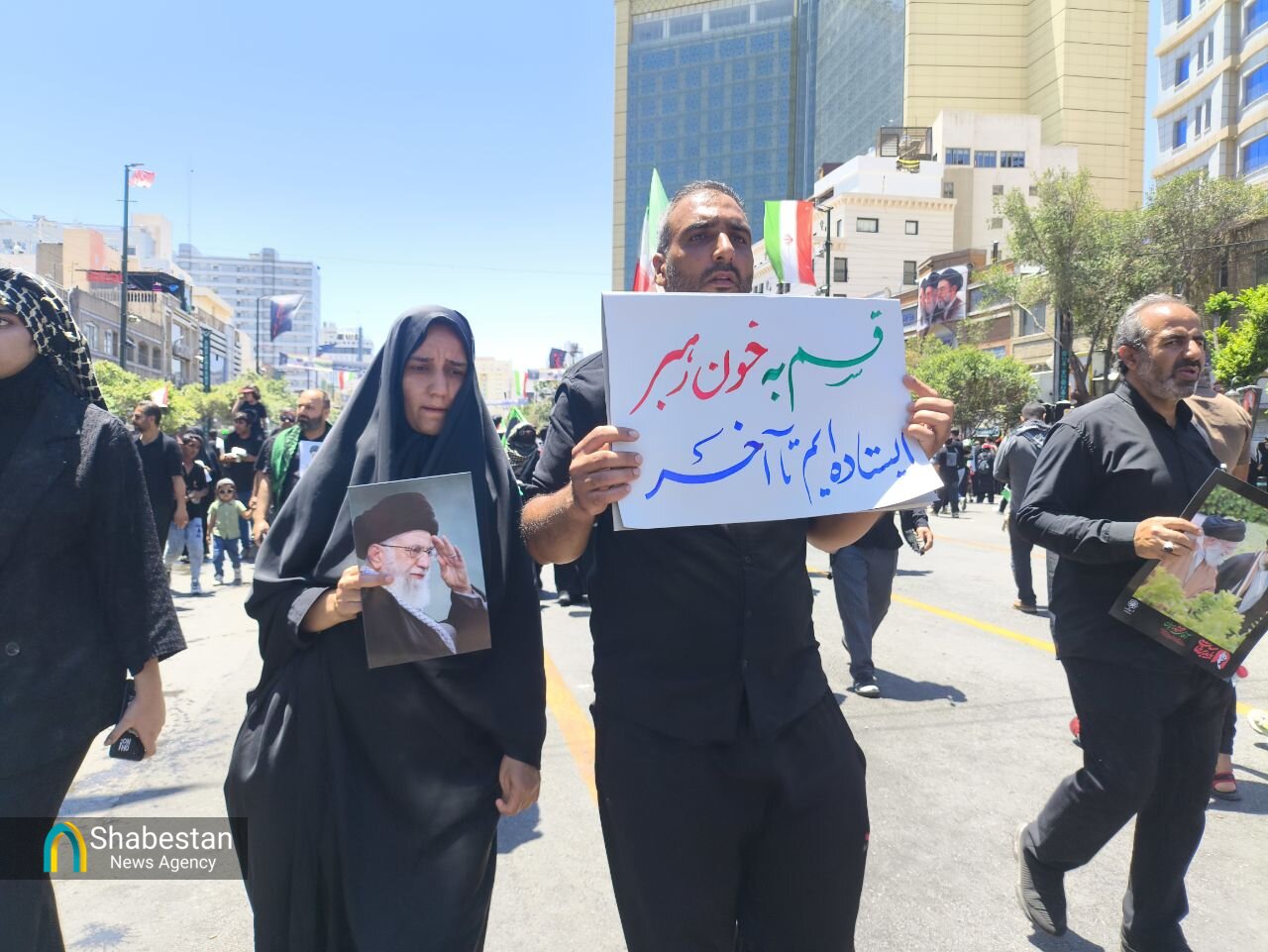 یک دریا انسان در مسیر بدرقه رهبر شهید