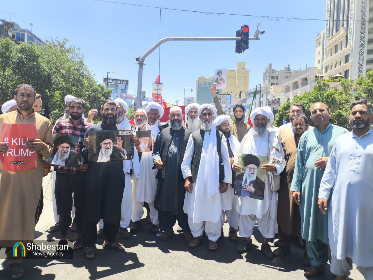یک دریا انسان در مسیر بدرقه رهبر شهید