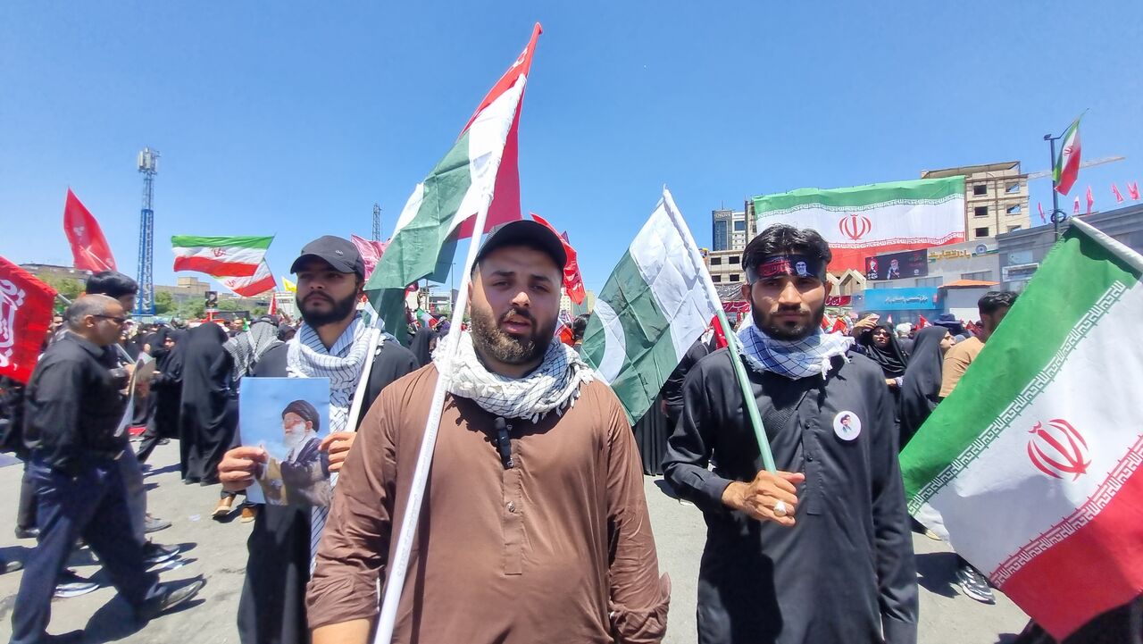 حضور مردم پاکستان در تشییع رهبر جهان اسلام در مشهد
