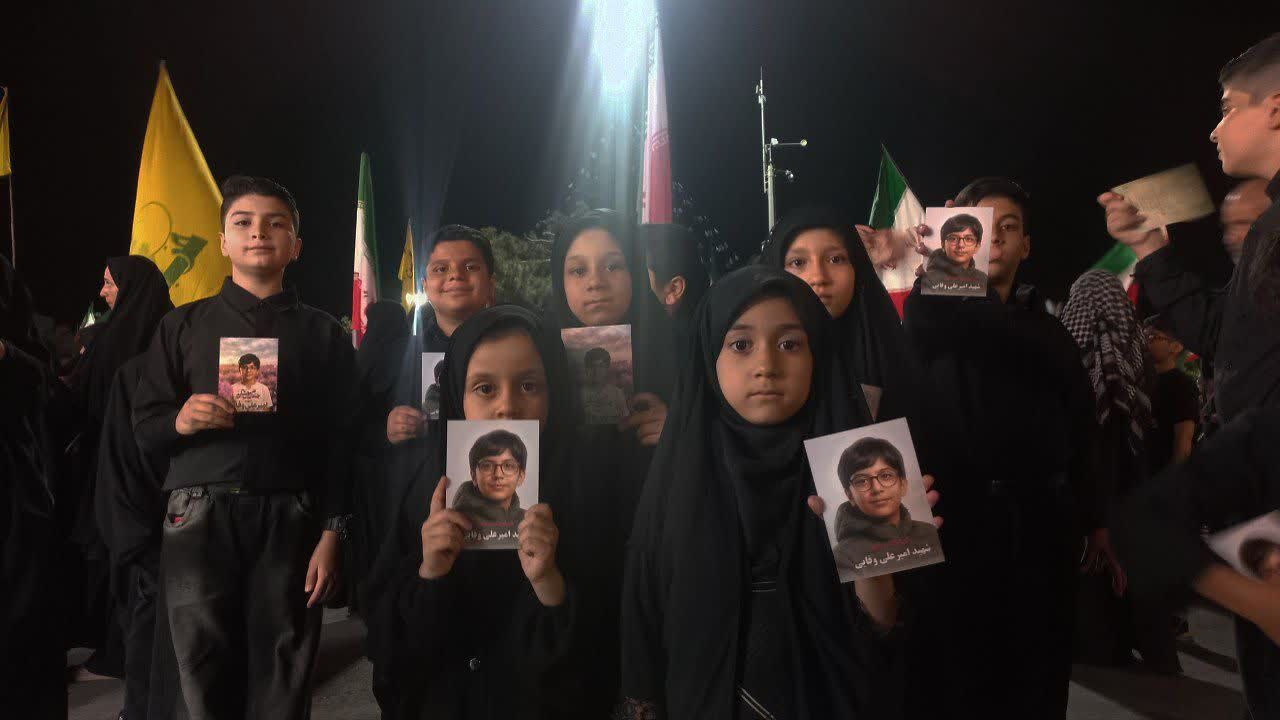 همخوانی سرود «آرزوی رهبر» توسط ۲۰۰ نوجوان مسجدی همزمان با تشییع پیکر آقای شهید ایران در اراک