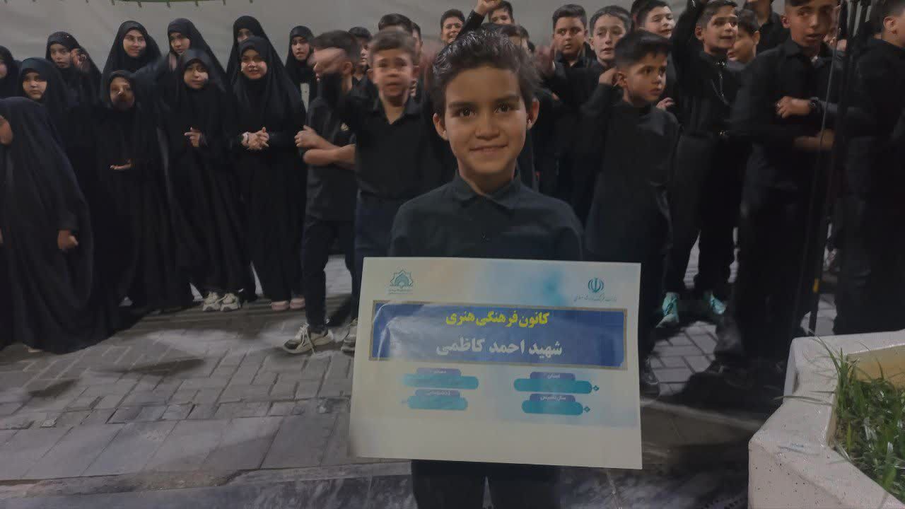 همخوانی سرود «آرزوی رهبر» توسط ۲۰۰ نوجوان مسجدی همزمان با تشییع پیکر آقای شهید ایران در اراک