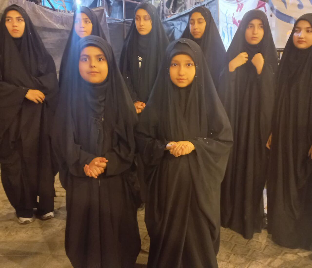 همخوانی سرود «آرزوی رهبر» توسط ۲۰۰ نوجوان مسجدی همزمان با تشییع پیکر آقای شهید ایران در اراک