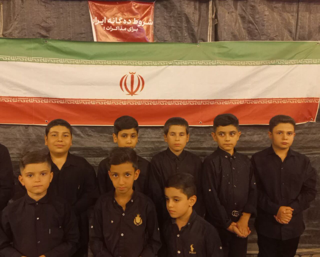 همخوانی سرود «آرزوی رهبر» توسط ۲۰۰ نوجوان مسجدی همزمان با تشییع پیکر آقای شهید ایران در اراک