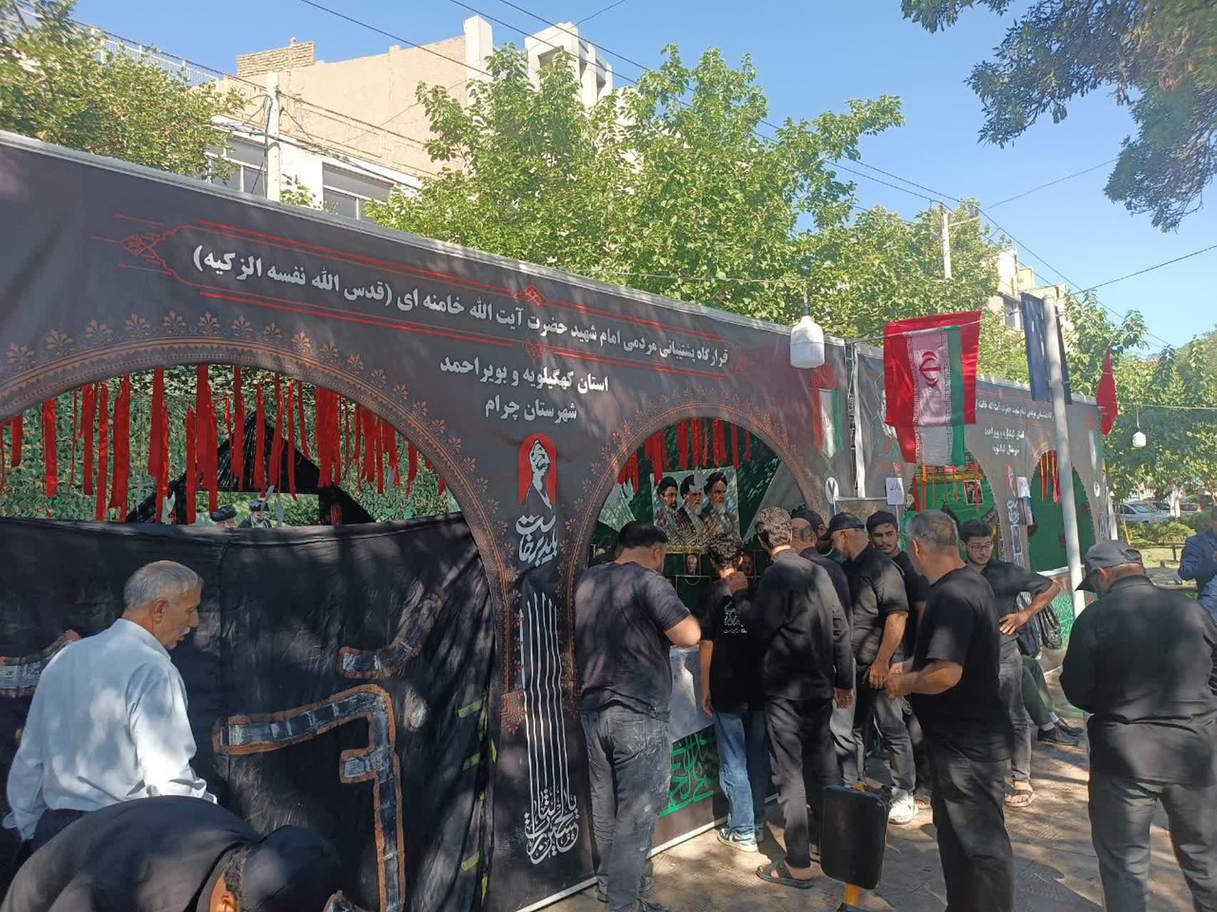 خدمترسانی موکب انصارالحسین (ع) چرام در مشهد؛ از چای و شربت تا غذای گرم برای بدرقهکنندگان قائد شهید