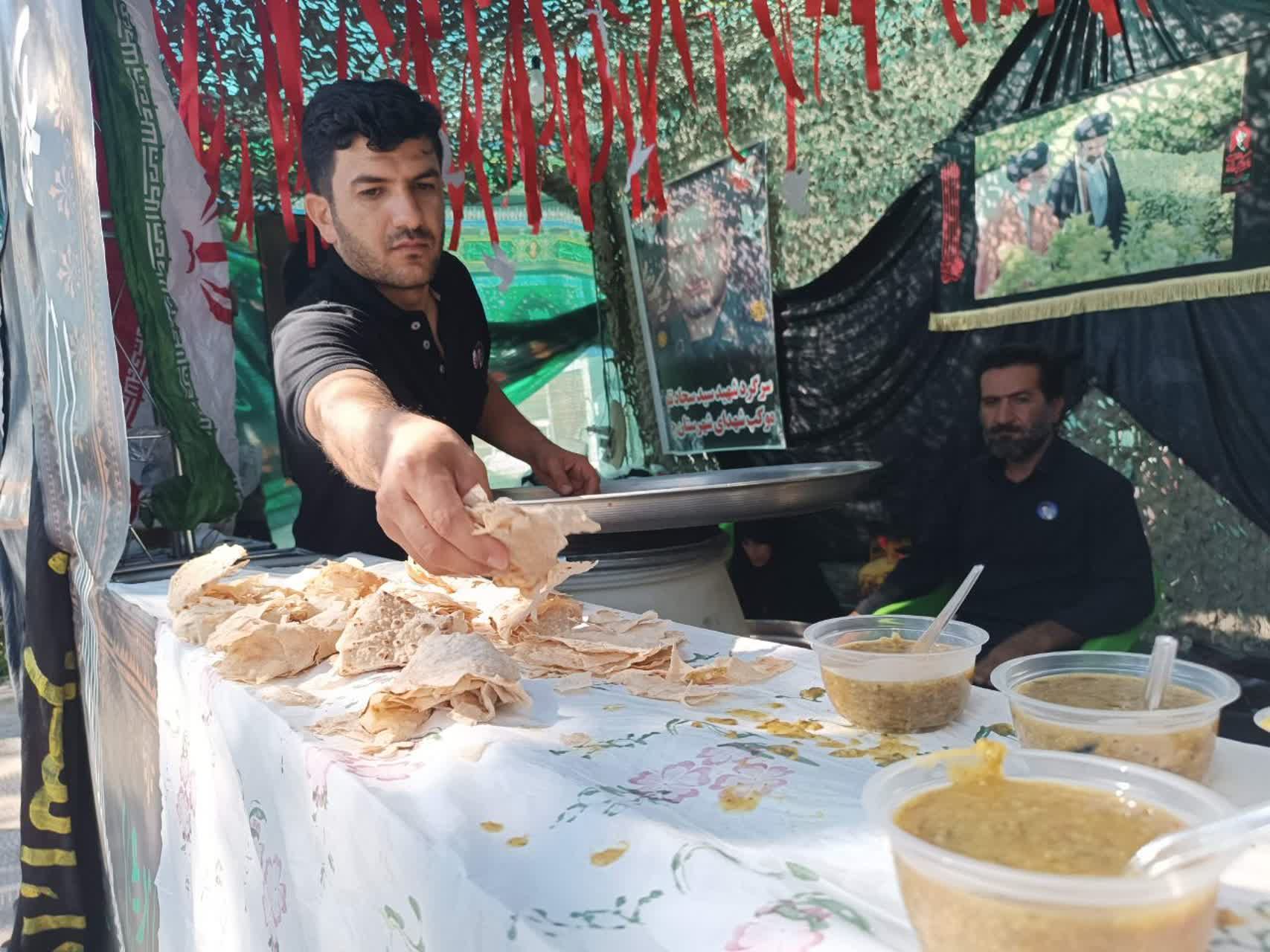 خدمت‌رسانی موکب انصارالحسین (ع) چرام در مشهد؛ از چای و شربت تا غذای گرم برای بدرقه‌کنندگان قائد شهید