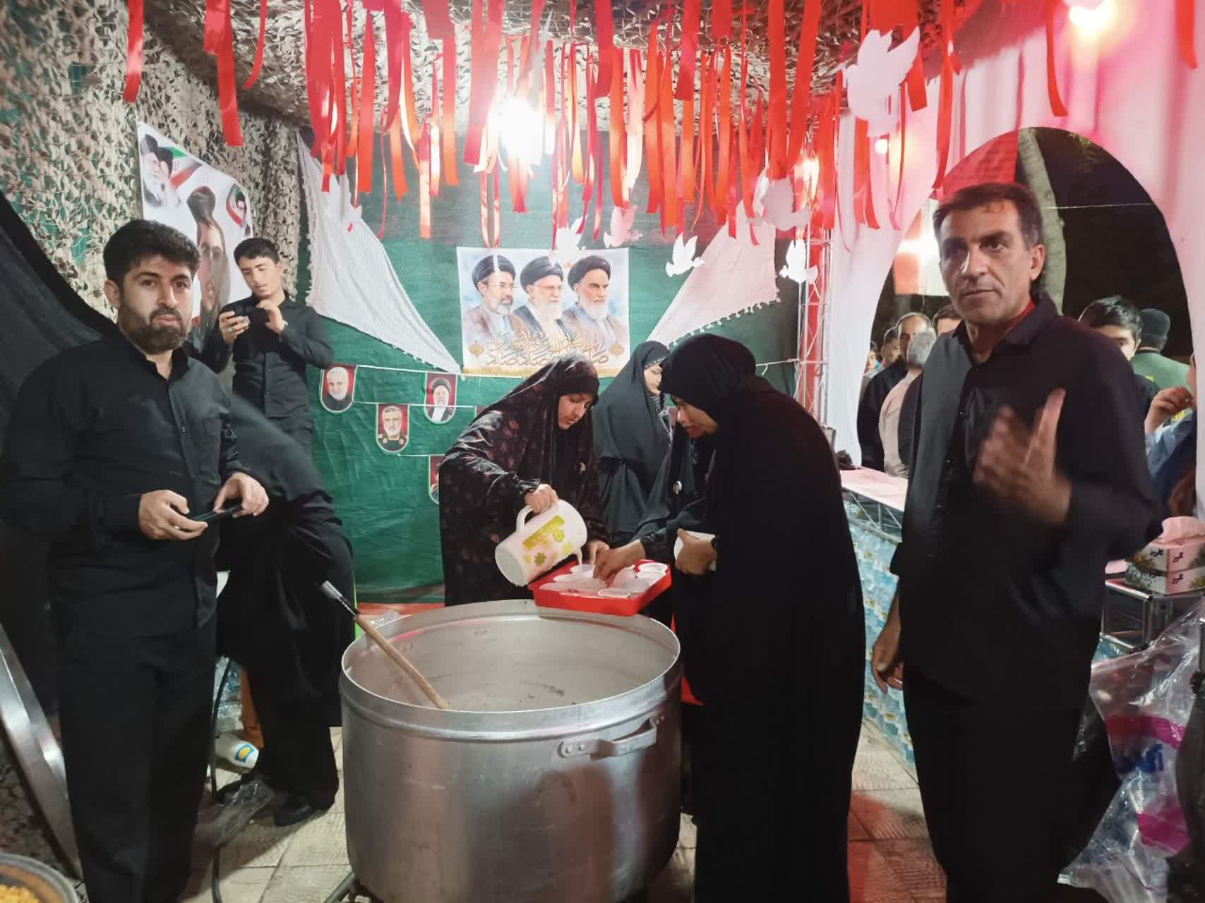 خدمترسانی موکب انصارالحسین (ع) چرام در مشهد؛ از چای و شربت تا غذای گرم برای بدرقهکنندگان قائد شهید