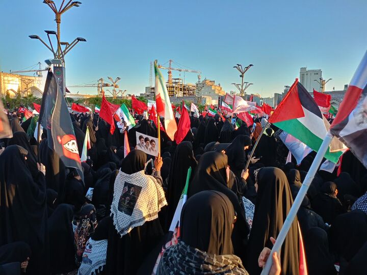 وداع زینبی بانوان با رهبر مجاهد شهید در حرم مطهر رضوی